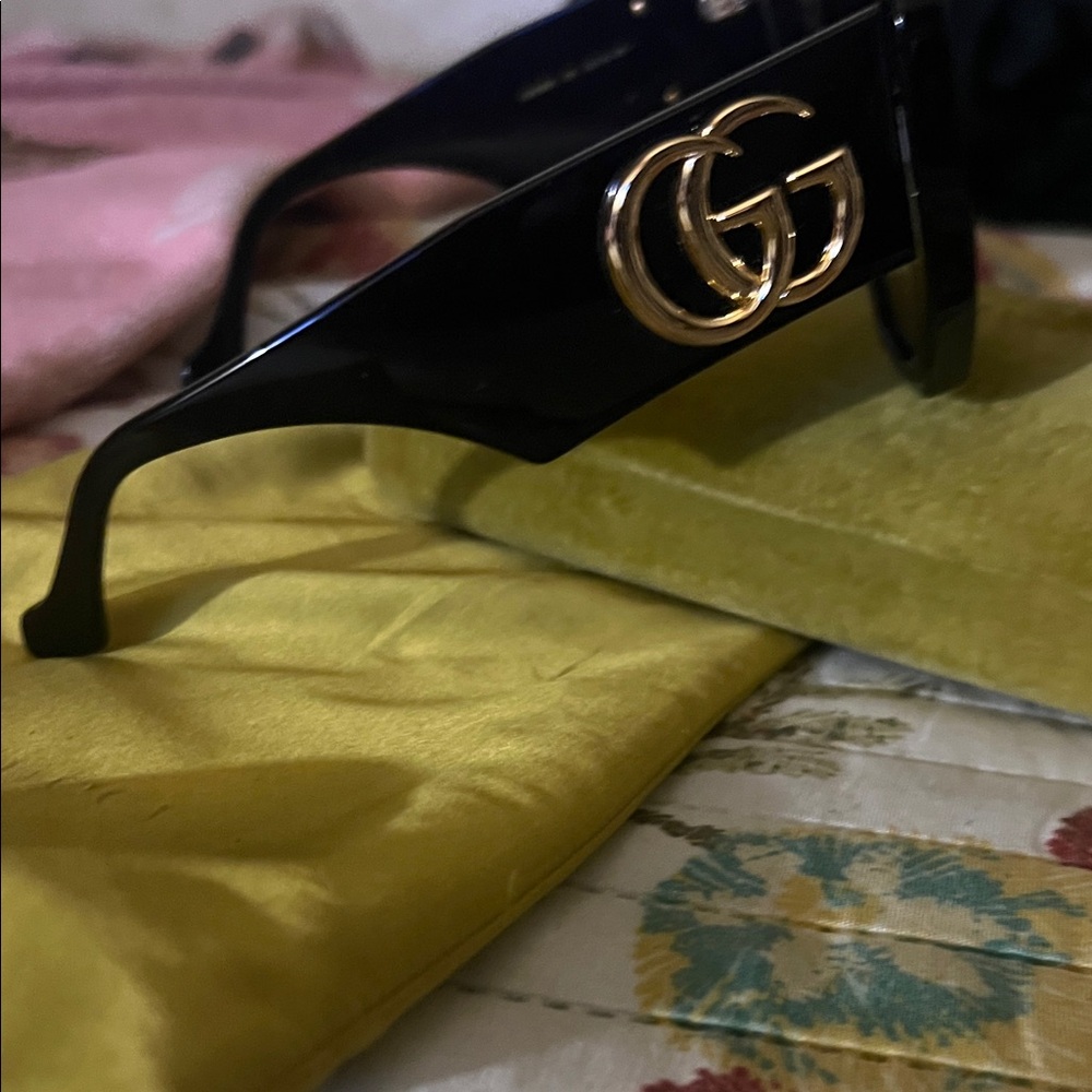Authentic Gucci Black Unisex Sunglasses with Gold Accents big double GG🔥🔥🔥 - Picture 5 of 6